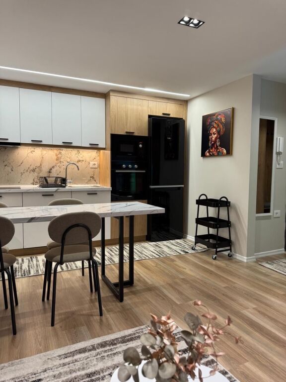🏡 Jepet me qira dubleks modern 📍 Rruga e Kavajës, përballë American 3 🏢 Kompleksi Golden Park 3, kati 1 🚗 Me vend parkimi të përfshirë  ✨ Mobilim modern dhe punime cilësore 💶 60,000 Lekë / muaj