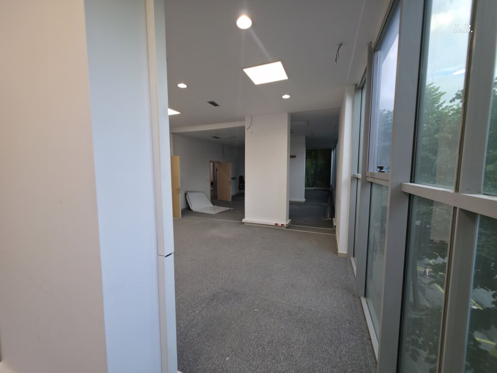 Locale Commerciale in Affitto per Clinica / Ufficio / Call Center | 1° Piano con Facciata