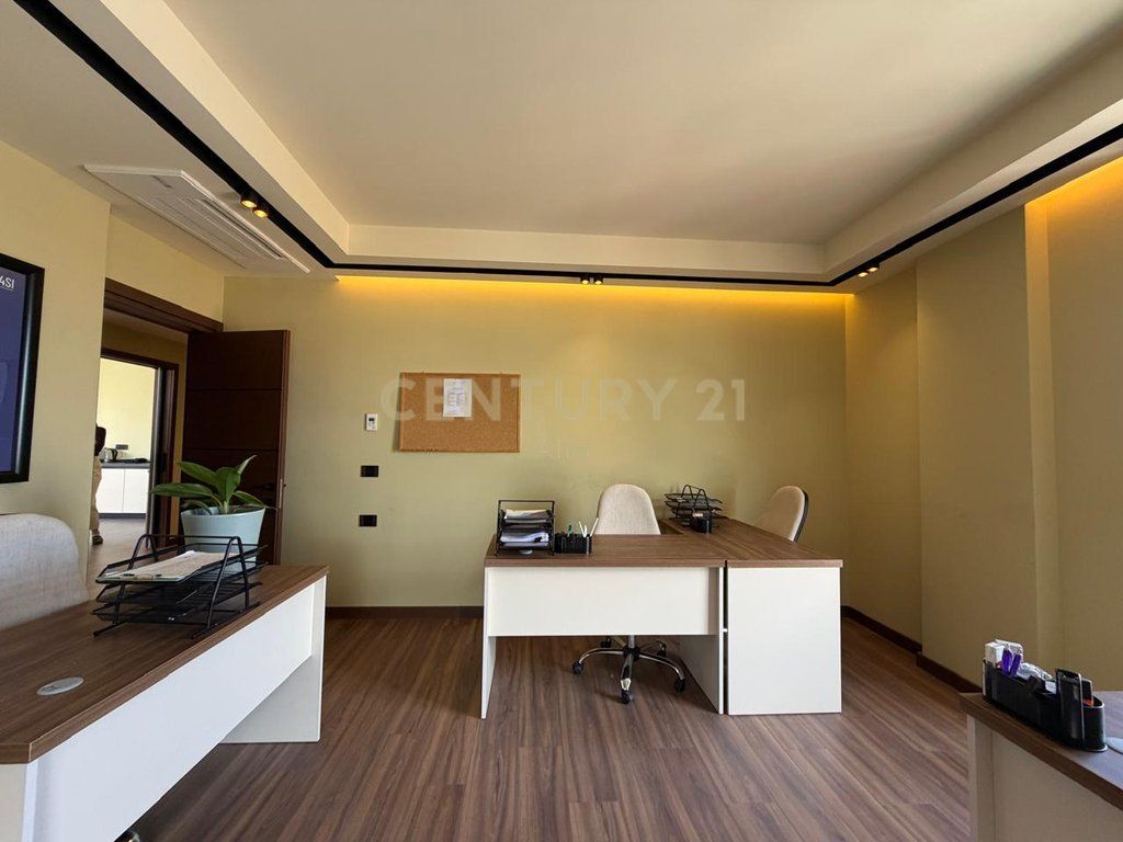 Jepet me qira ambient modern per zyra prane Qendres, ne Rrugen Kont Urani