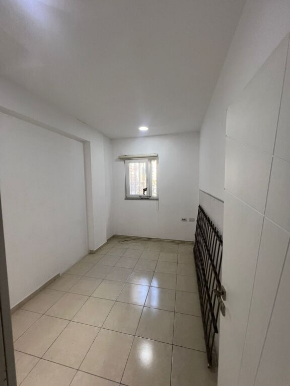 UFFICIO IN AFFITTO 90 M2 VIA KAVAJËS 80.000 LEKE FH-73243