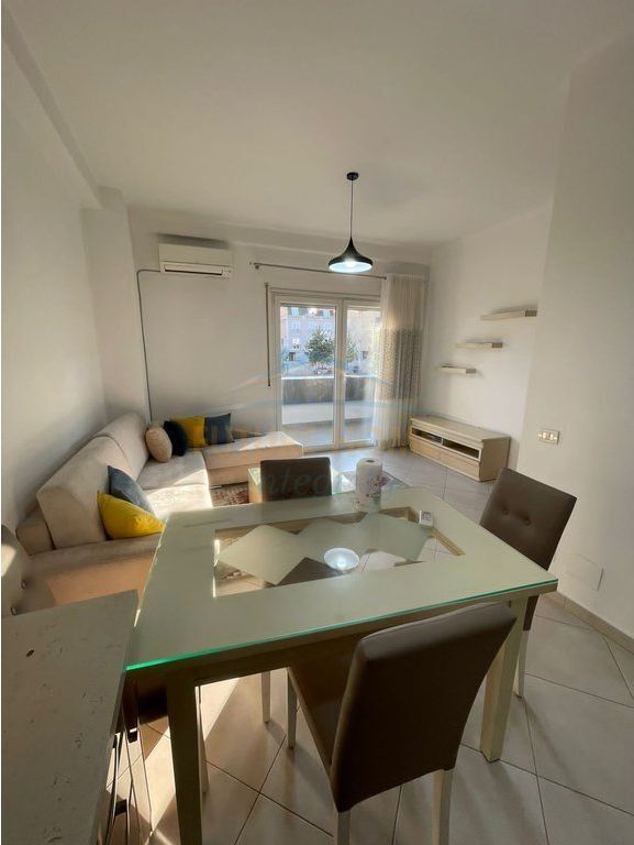 Qera, Apartament 2+1+2+Post Parkimi, Komuna e Parisit, Tiranë.