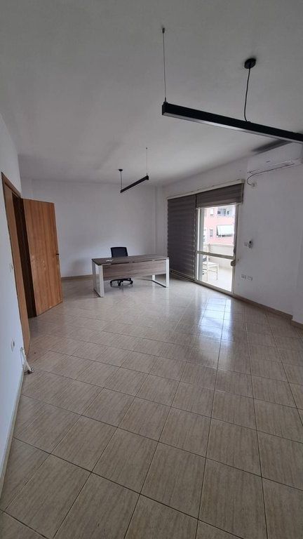 Qera, Ambient per zyra, Komuna e Parisit, Tirane