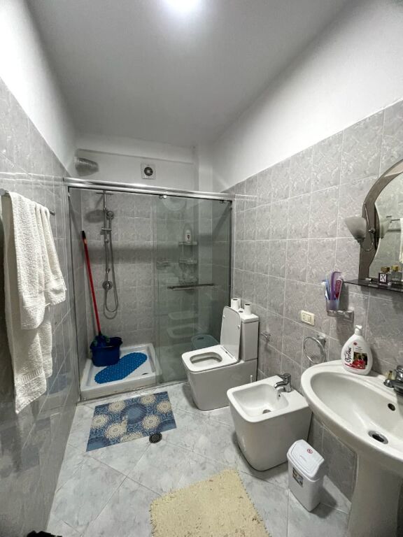 Shitet apartament 1+1