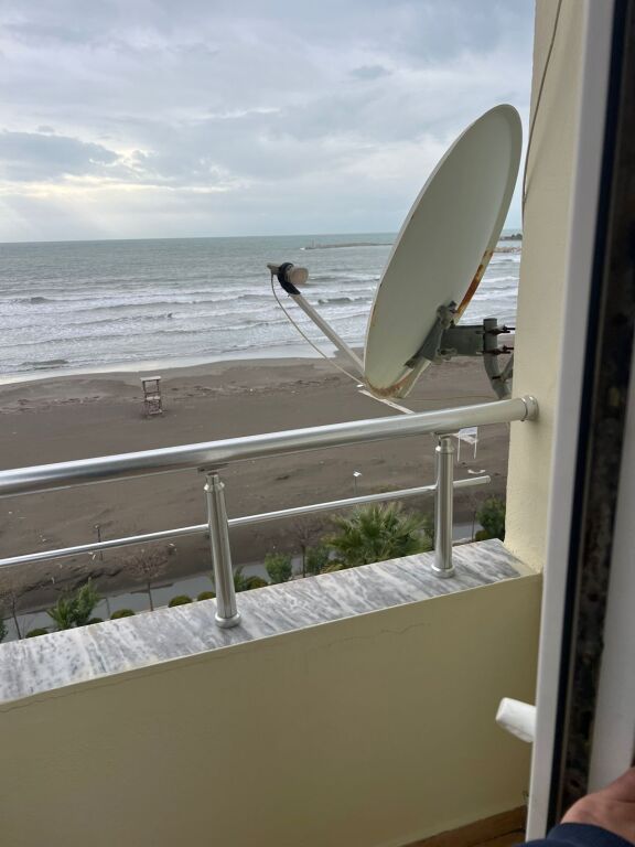 Shitet  apartament  1+1  në Shëngjin Brezi parë buzë detit  