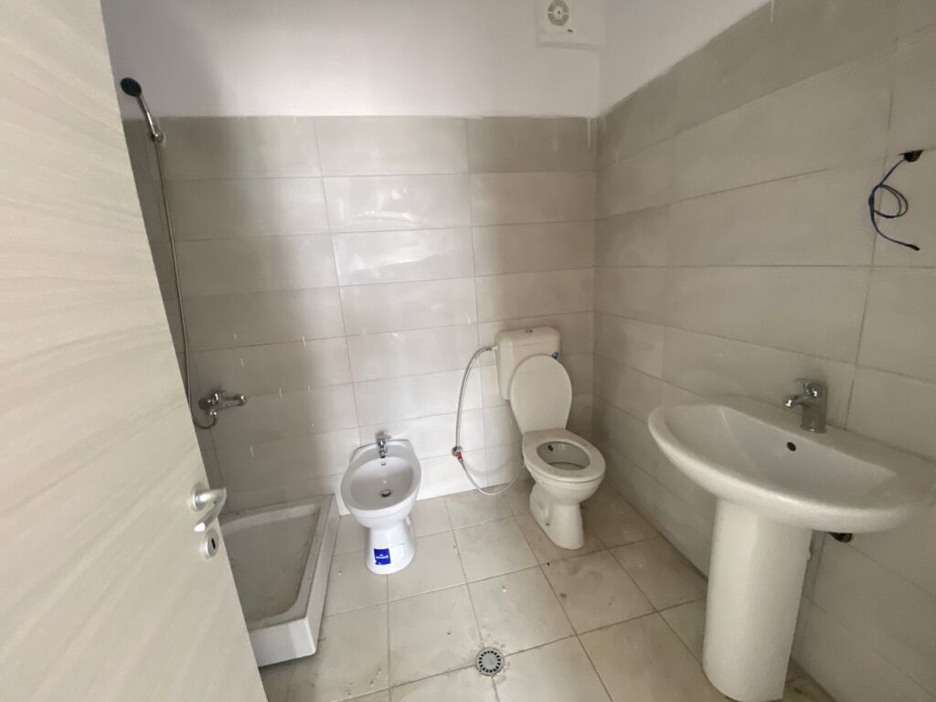 Shitet Apartament 2+1+2 + Verandë në Astir, Kompleksi Fratari