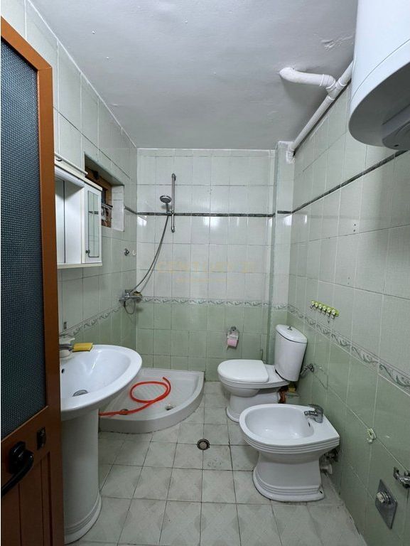 Apartament 2+1 me qira pranë Spitalit Ushtarak