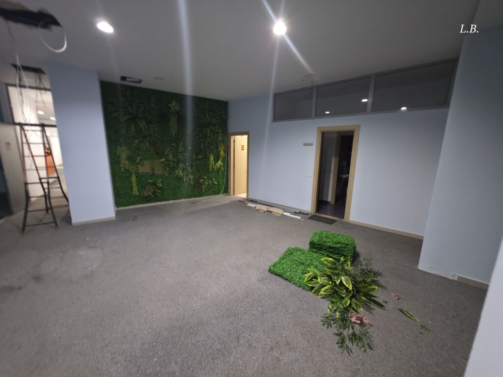 Locale Commerciale in Affitto per Clinica / Ufficio / Call Center | 1° Piano con Facciata