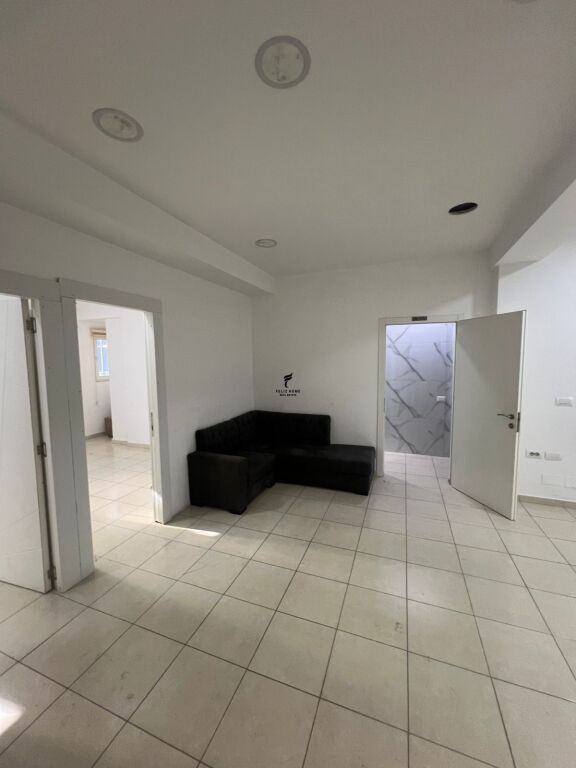 UFFICIO IN AFFITTO 90 M2 VIA KAVAJËS 80.000 LEKE FH-73243