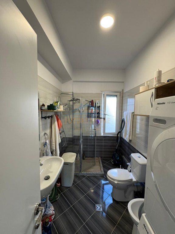 Qera, Apartament 2+1+2 + 2 Poste Parkimi, Liqeni i Thatë ,Tirane .