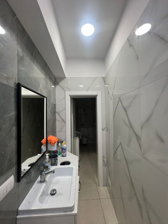 UFFICIO IN AFFITTO 90 M2 VIA KAVAJËS 80.000 LEKE FH-73243