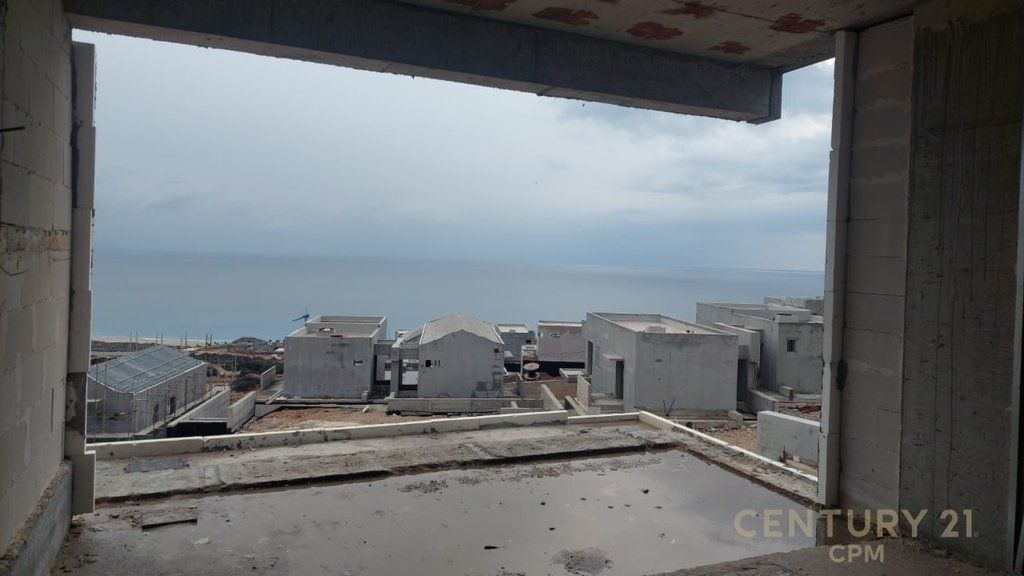 Vilë 3 kateshe me pishine në shitje në Green Coast 