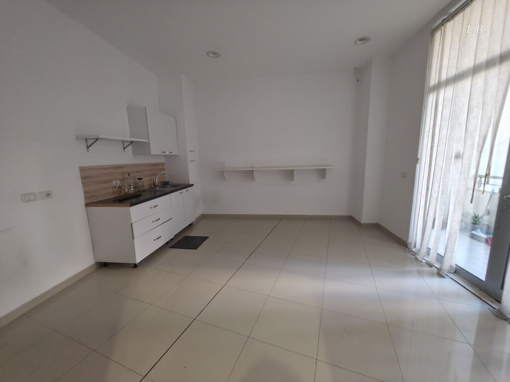 Locale Commerciale in Affitto per Clinica / Ufficio / Call Center | 1° Piano con Facciata
