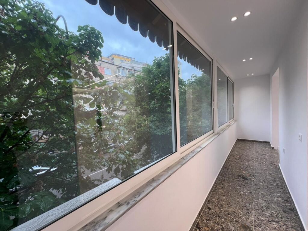 🏘️ In Affitto: Ufficio di Lusso. 80m² - 2° Piano (Centro - Via Barrikadave)🔥Ideale per la tua attività | Grande opportunità✨️ 80.000 Leke/Mese 💶💶