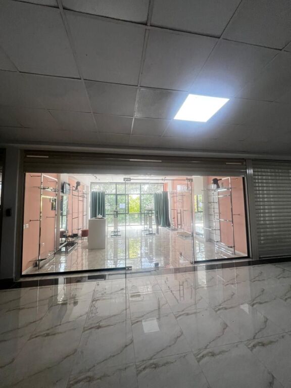 LOCALE COMMERCIALE IN AFFITTO VICINO ALL'UFFICIO POSTALE ALBANESE, DURAZZO