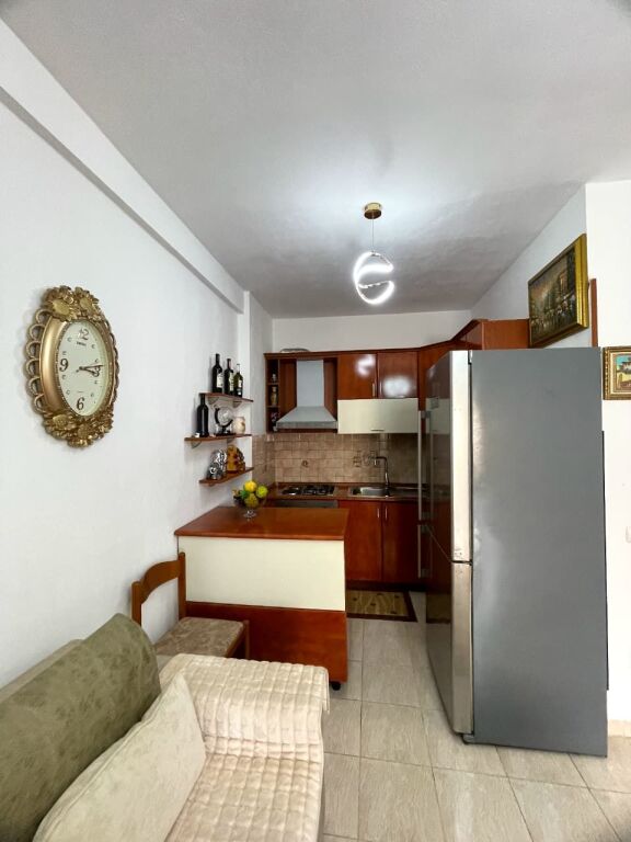 Shitet apartament 1+1