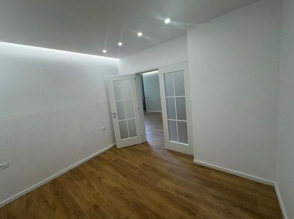 Shitet ,Apartament 1+1, Komuna e Parisit, Tirane