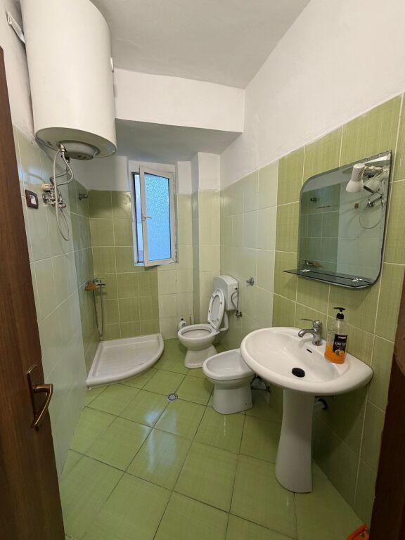 🏡 APARTAMENT ME QIRA 1+1 – TEK MEDRESEJA, TIRANË