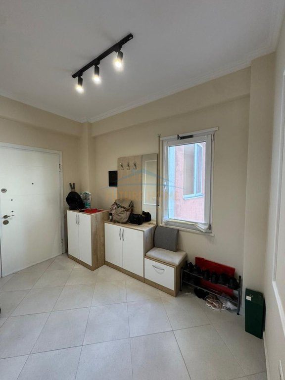 Qera, Apartament 2+1+2 + 2 Poste Parkimi, Liqeni i Thatë ,Tirane .