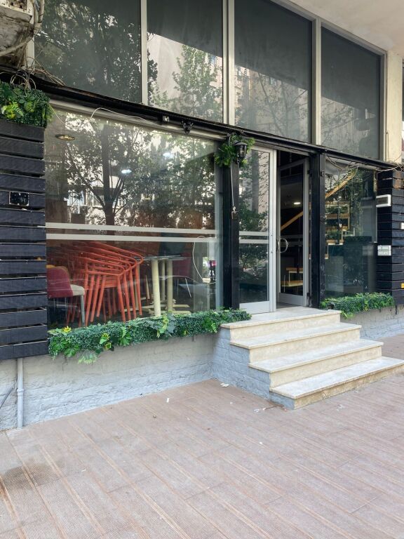 Jepet me qera bar-kafe në Yzberish, pranë Nela 6 📍