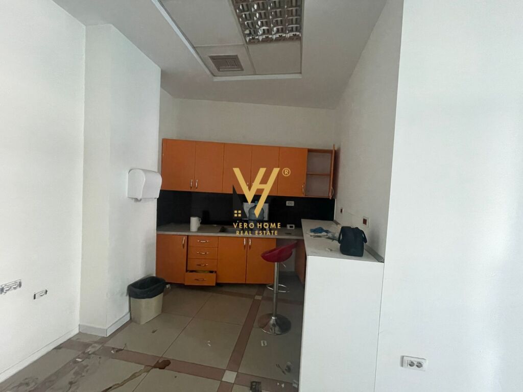 BUSINESS PREMISES 400 M2 FOR RENT IN SELITE 300,000 LEKE