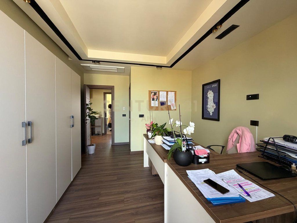 Jepet me qira ambient modern per zyra prane Qendres, ne Rrugen Kont Urani