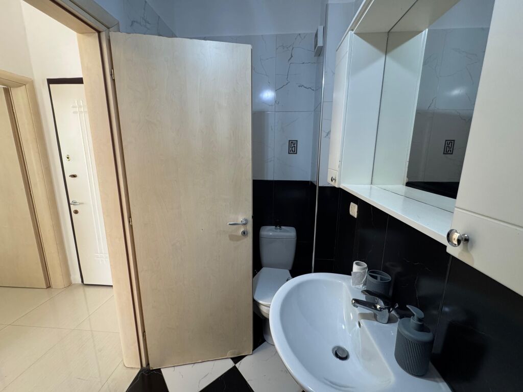Jepet apartament me qera 1+1 pamje deti