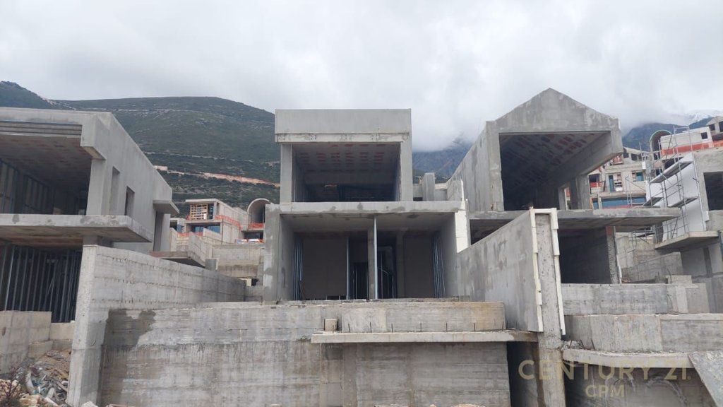 Vilë 3 kateshe me pishine në shitje në Green Coast 