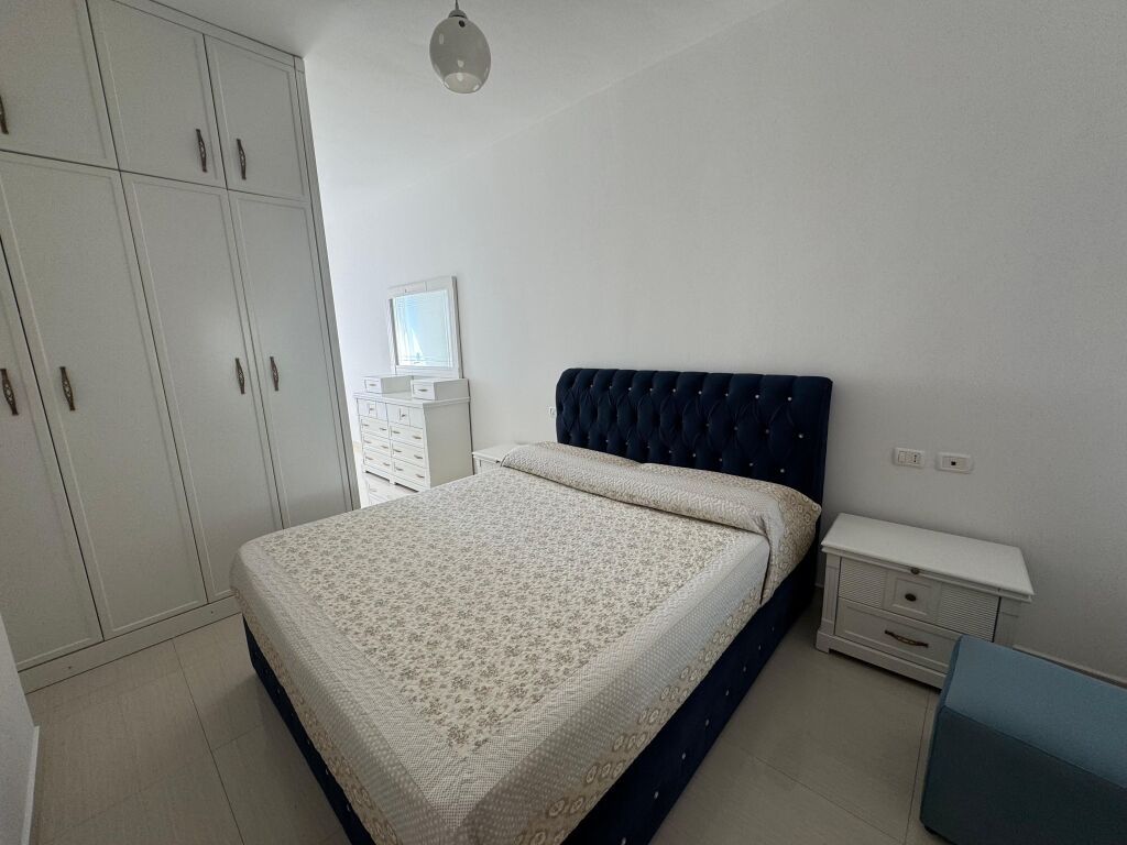 Jepet apartament me qera 1+1 pamje deti