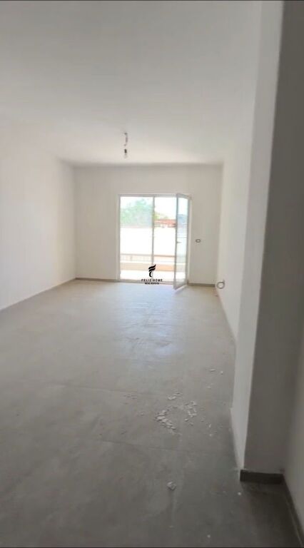 ZYRE ME QERA 94M2 LAPRAKE 800 EURO FH-73230