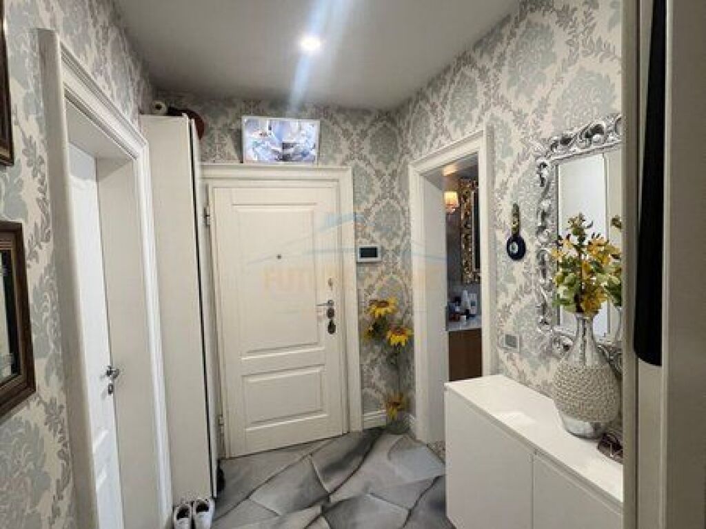 Shitet Apartament 3+1+2+Depo, Komuna e Parisit.