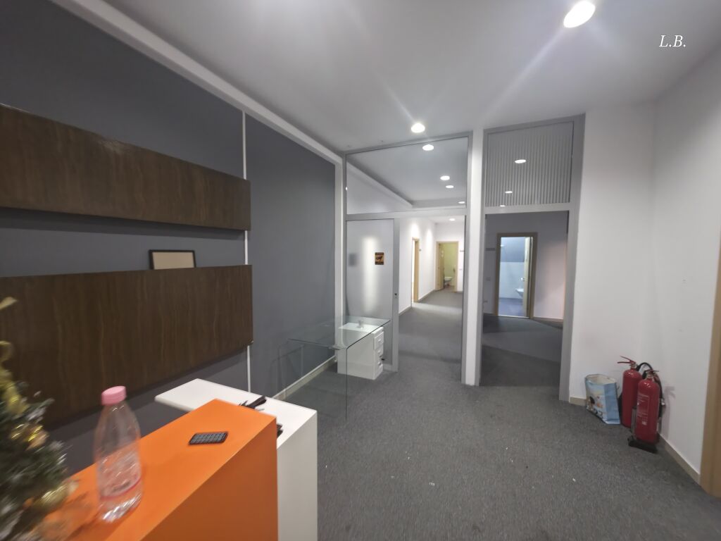 Locale Commerciale in Affitto per Clinica / Ufficio / Call Center | 1° Piano con Facciata