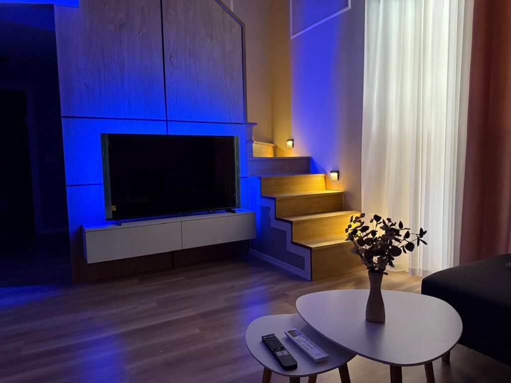 🏡 Jepet me qira dubleks modern 📍 Rruga e Kavajës, përballë American 3 🏢 Kompleksi Golden Park 3, kati 1 🚗 Me vend parkimi të përfshirë  ✨ Mobilim modern dhe punime cilësore 💶 60,000 Lekë / muaj