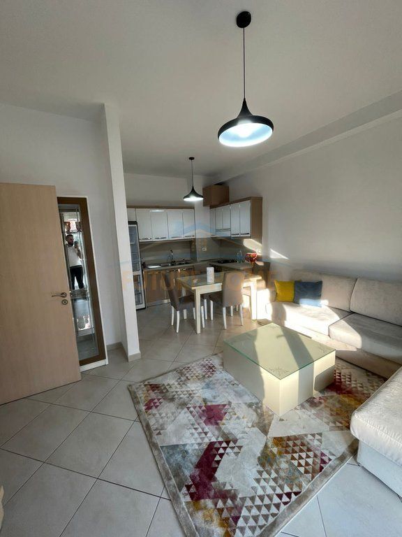 Qera, Apartament 2+1+2+Post Parkimi, Komuna e Parisit, Tiranë.