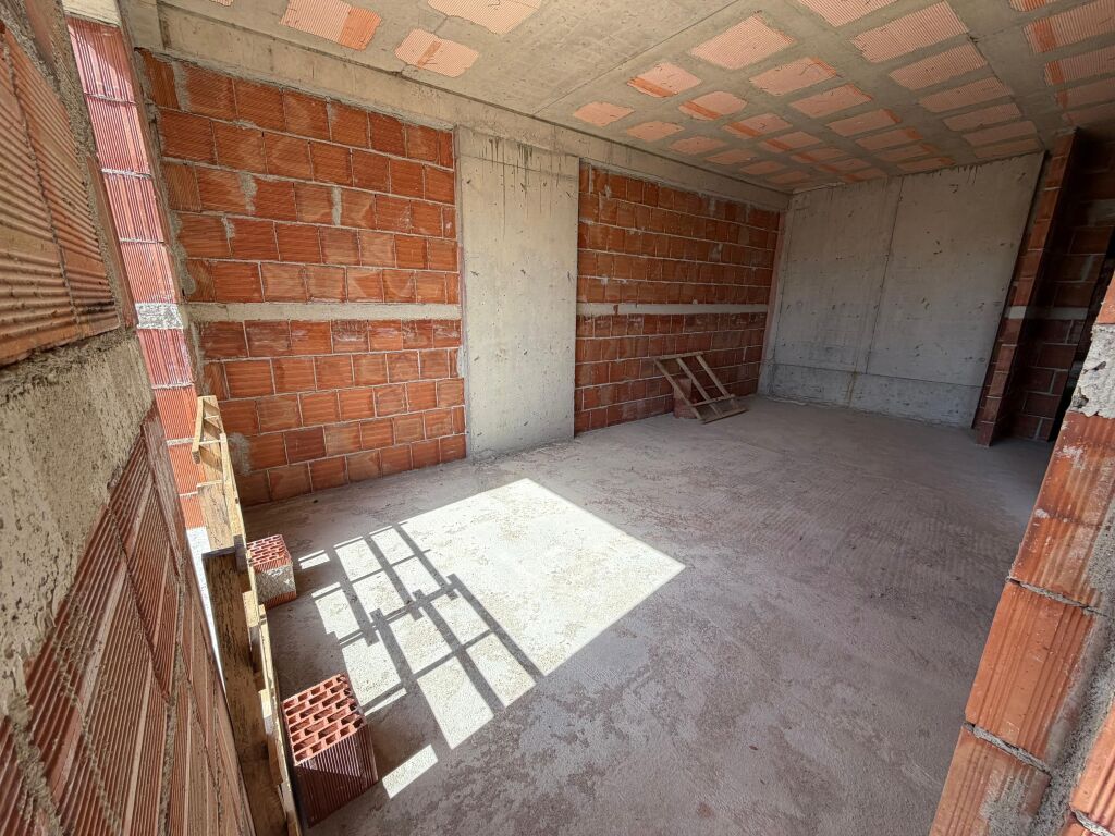 🏡 Shitet Apartament 1+1 📍 Rruga “5 Maji” 🏢 Kati 2 • Me ashensor 🌅 Orientim Perëndim 📐 Sipërfaqe 70 m² 🏗️ Në ndërtim, faz tulle  💶 Çmimi: 112,000 € 📞