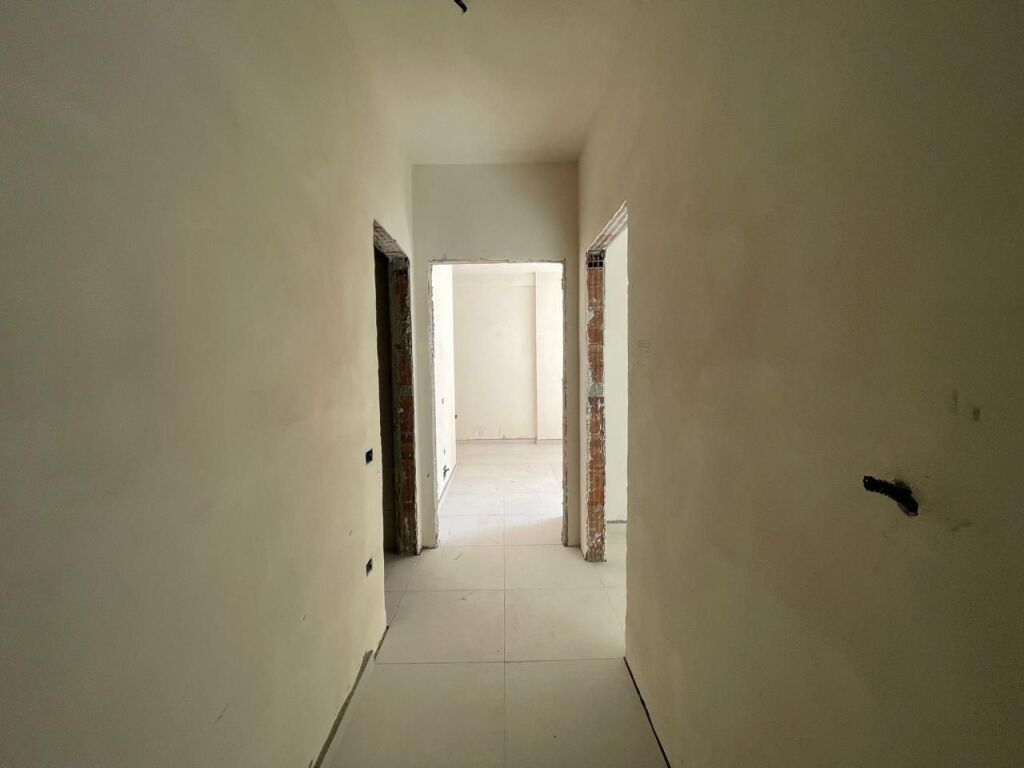 Shitet Apartament 2+1+2 RRUGA ELBASANIT, PALLATI I BRIGADAVE 175.000