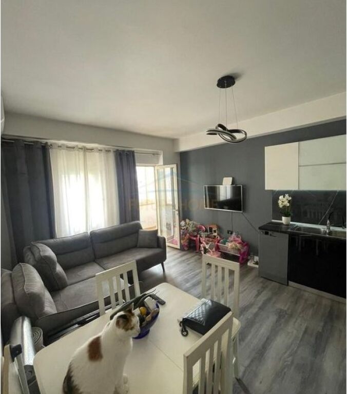 Shitet, Apartament 1+1, Materniteti Ri.