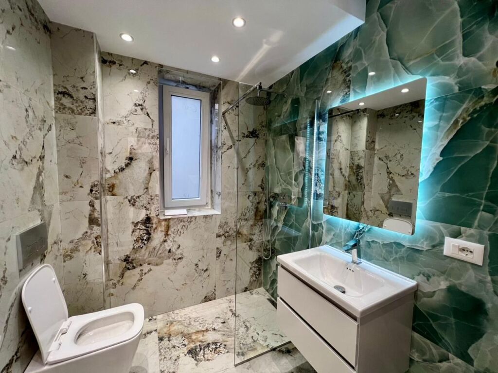 🏘️ In Affitto: Ufficio di Lusso. 80m² - 2° Piano (Centro - Via Barrikadave)🔥Ideale per la tua attività | Grande opportunità✨️ 80.000 Leke/Mese 💶💶