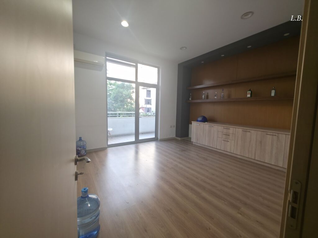 Locale Commerciale in Affitto per Clinica / Ufficio / Call Center | 1° Piano con Facciata