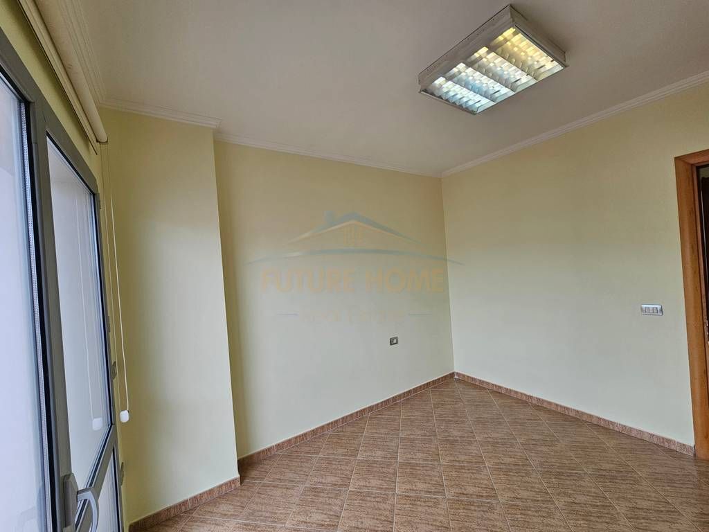 Qera, Ambient Biznesi, Zogu i Zi, Tirane.