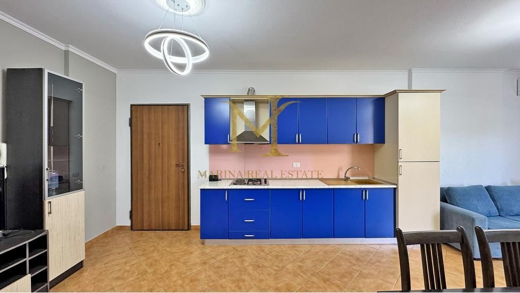 Shitet apartament 1+1. Kati 4, pa ashensor. Shkembi Kavajes, afer Bonita, Kraja dhe Dolce Vita Hotel.