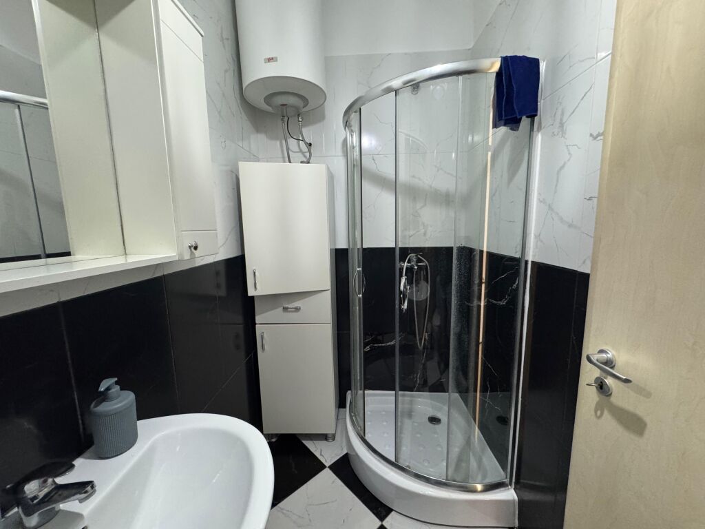 Jepet apartament me qera 1+1 pamje deti