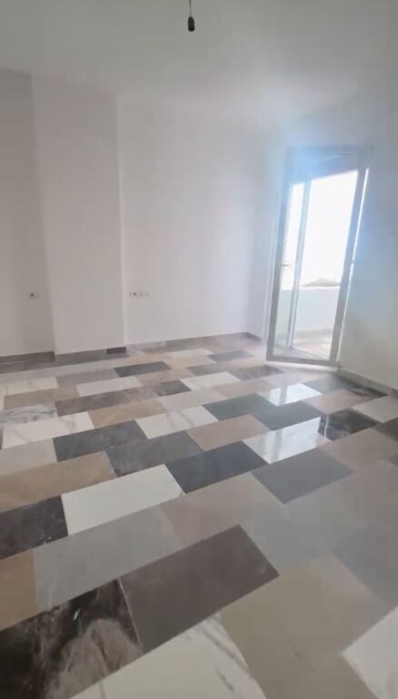 Shitet apartament 2+1+2