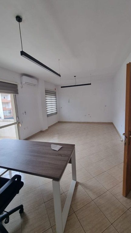 Qera, Ambient per zyra, Komuna e Parisit, Tirane