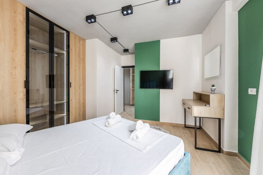 Shitet Duplex tek Shkëmbi i Kavajës – pak hapa larg detit