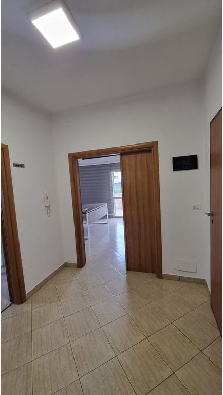 Qera, Ambient per zyra, Komuna e Parisit, Tirane