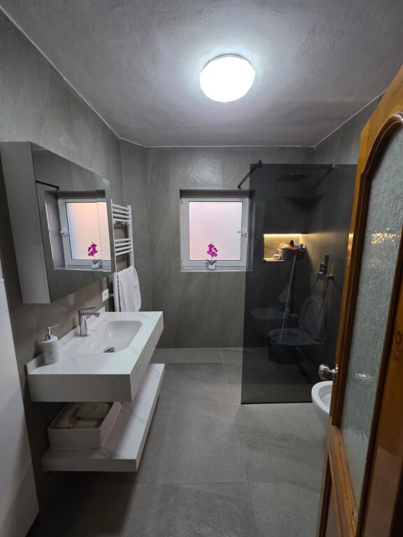 Shitet apartament 3+1+2 në zonën më të kërkuar të Tiranës!