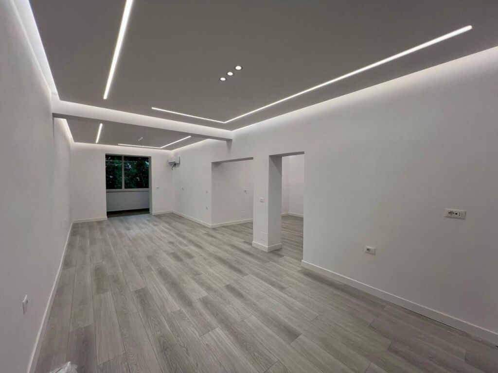 🏘️ In Affitto: Ufficio di Lusso. 80m² - 2° Piano (Centro - Via Barrikadave)🔥Ideale per la tua attività | Grande opportunità✨️ 80.000 Leke/Mese 💶💶