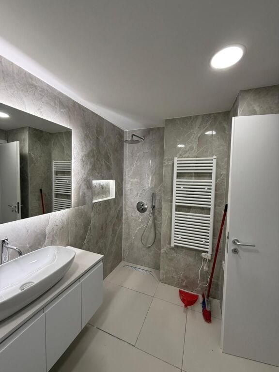 Shitet Apartament 3+1+2+Verande