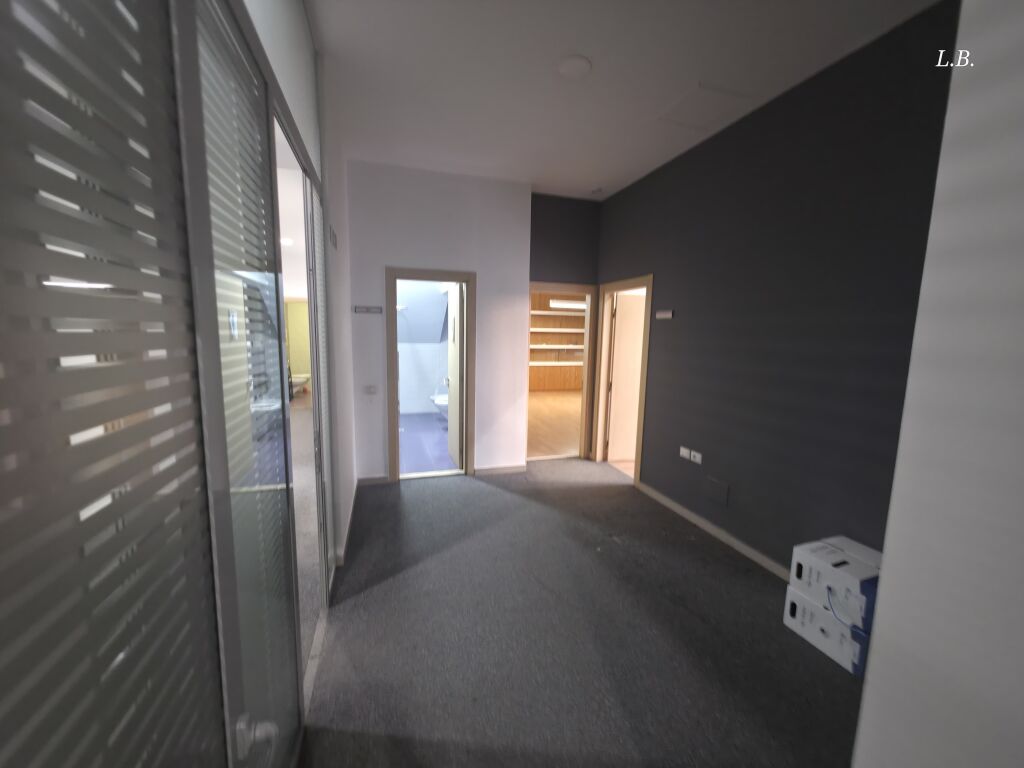 Locale Commerciale in Affitto per Clinica / Ufficio / Call Center | 1° Piano con Facciata