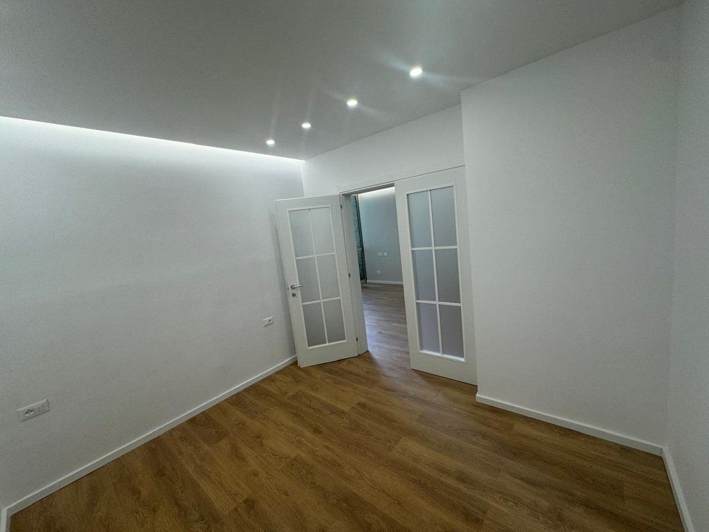 Apartament 1+1 per shitje tek Komuna e Parisit, Tirane